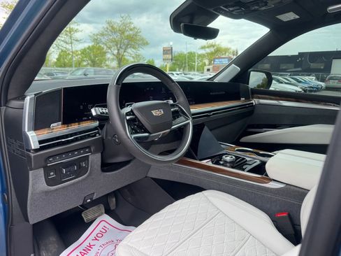 Used 2025 Cadillac Escalade Sport Platinum w/ LPO, Floor Liner Package AWD/4WD image 15