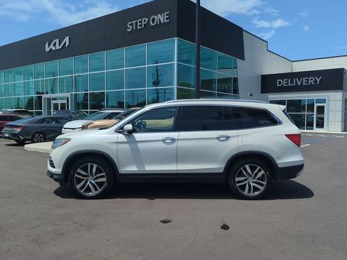 Used 2017 Honda Pilot Touring image 4