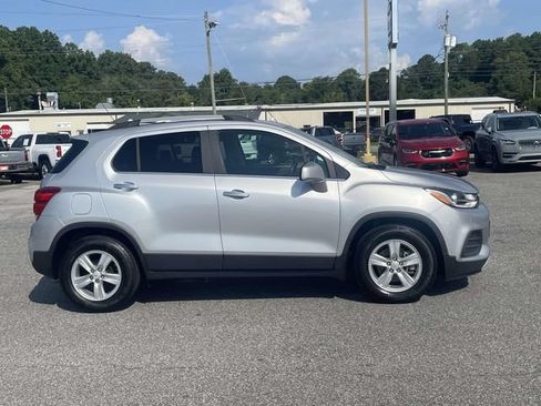 Used 2020 Chevrolet Trax LT w/ LT Convenience Package FWD image 2