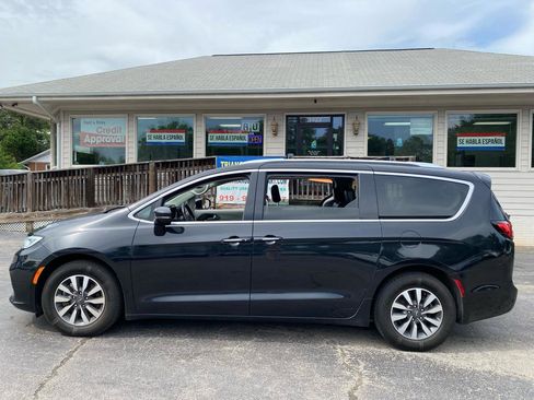 Used 2021 Chrysler Pacifica Touring-L FWD image 5