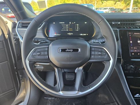 New 2025 Jeep Grand Cherokee Laredo image 11