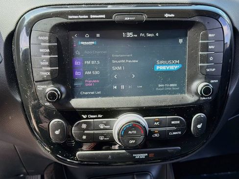 Used 2018 Kia Soul ! w/ Tech Package FWD image 17