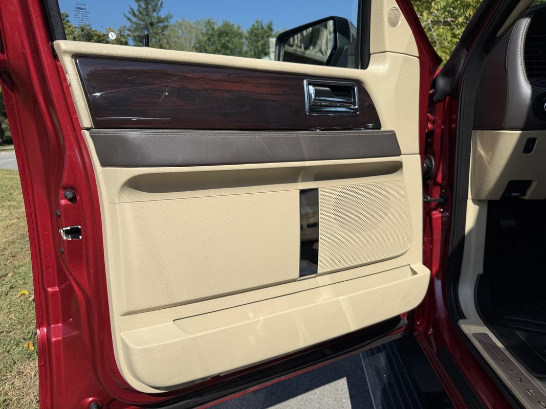 Used 2015 Lincoln Navigator 4WD w/ Equipment Group 101A Reserve image 18