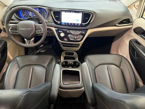 Used 2024 Chrysler Pacifica Touring-L FWD image 25