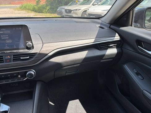 Used 2025 Nissan Altima 2.5 SV FWD image 35