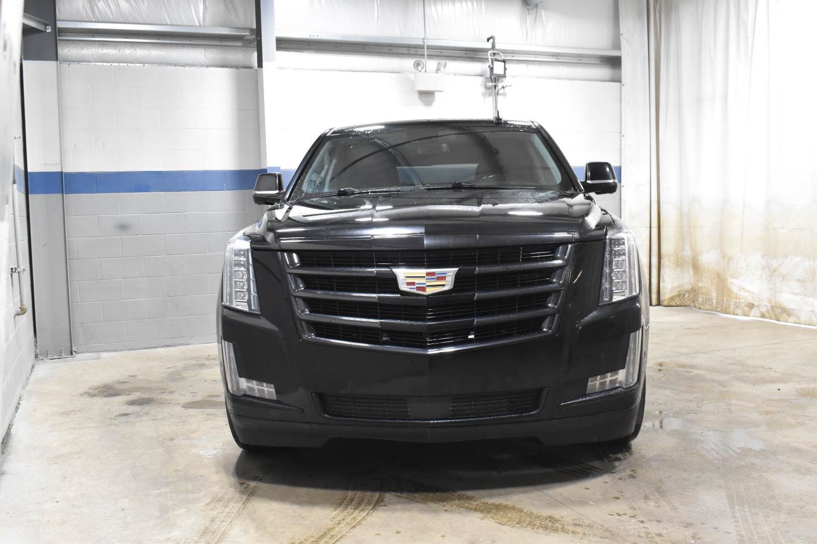 Used 2020 Cadillac Escalade Premium Luxury w/ Escalade Sport Edition AWD/4WD image 32