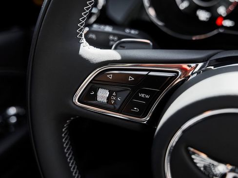 Used 2025 Bentley Bentayga AWD/4WD image 57
