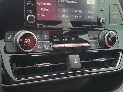 Used 2022 Toyota Highlander XSE image 32