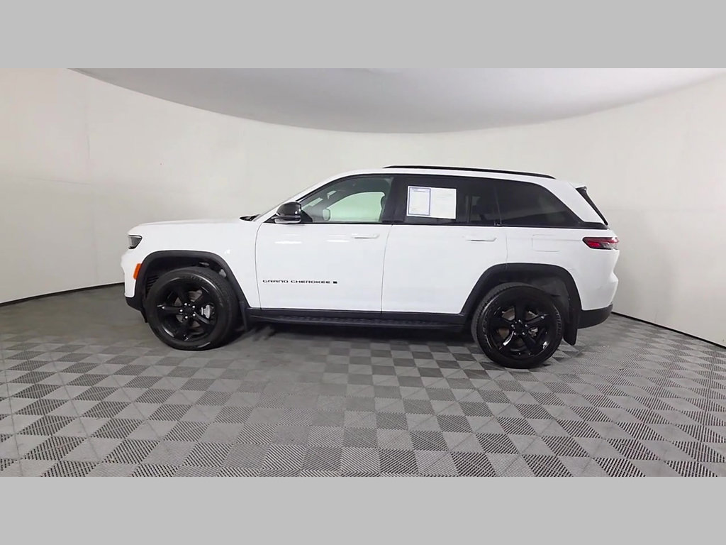 Used 2025 Jeep Grand Cherokee Altitude AWD/4WD image 47