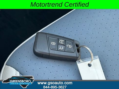 Used 2025 Volkswagen Jetta SE FWD image 32