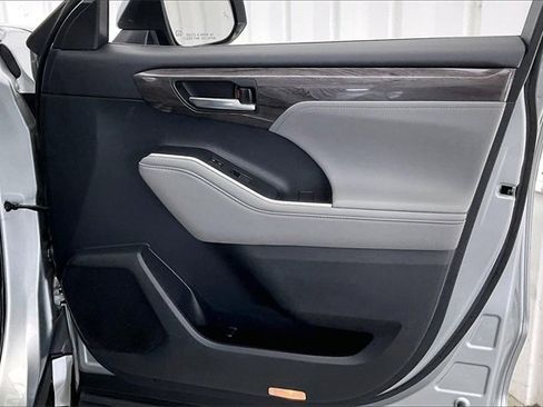 Used 2021 Toyota Highlander Platinum image 22