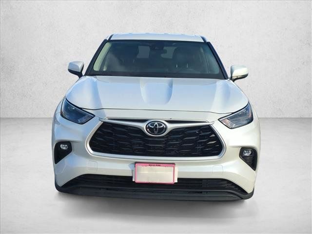 Used 2025 Toyota Highlander LE FWD image 2