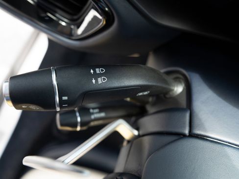 Used 2021 Aston Martin V8 Vantage Roadster RWD image 31