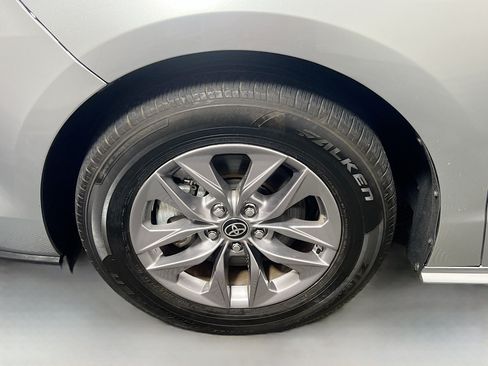 Used 2023 Toyota Sienna XLE FWD image 13