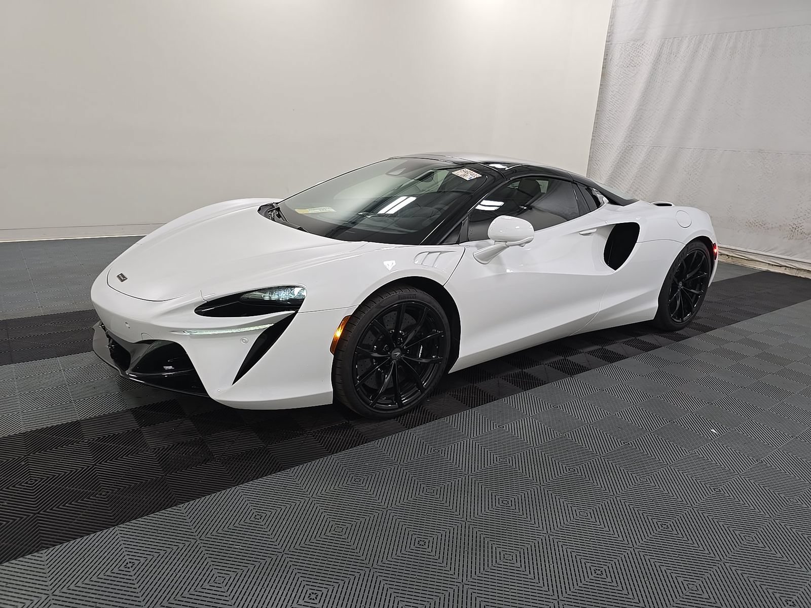Used 2025 McLaren Artura Spider RWD image 1