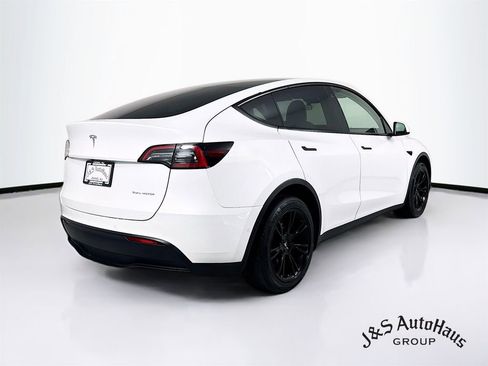 Used 2022 Tesla Model Y Long Range image 7
