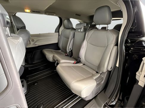 Used 2021 Toyota Sienna XLE FWD image 19