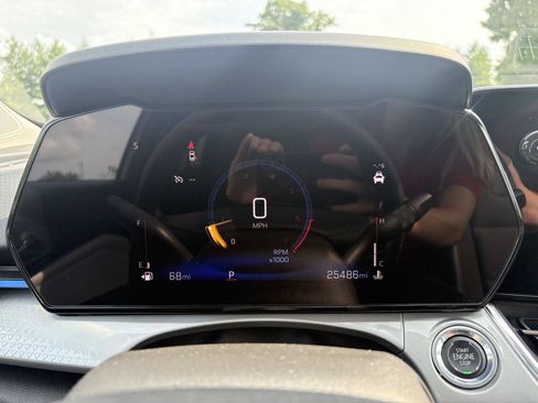 Used 2025 Chevrolet Trax LT FWD image 9