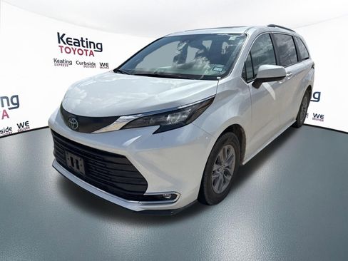 Used 2024 Toyota Sienna XLE FWD image 3