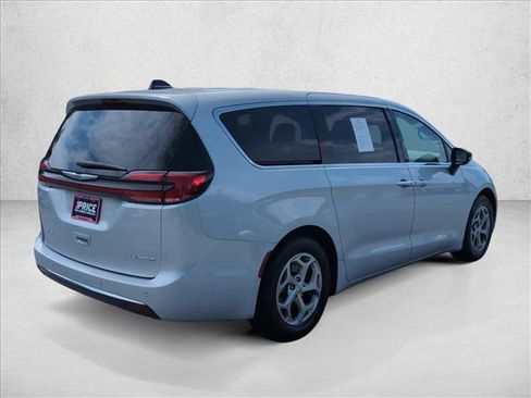 Used 2024 Chrysler Pacifica Limited FWD image 5