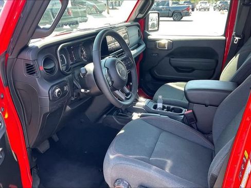 Used 2025 Jeep Wrangler Unlimited Rubicon w/ Convenience Group AWD/4WD image 13