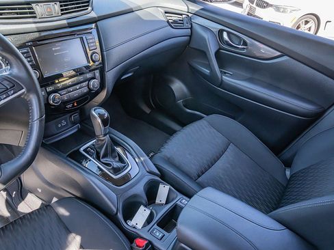 Used 2019 Nissan Rogue SV image 16