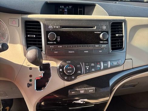 Used 2014 Toyota Sienna LE FWD image 13