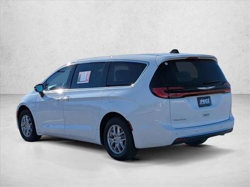 Used 2024 Chrysler Pacifica Touring-L image 8