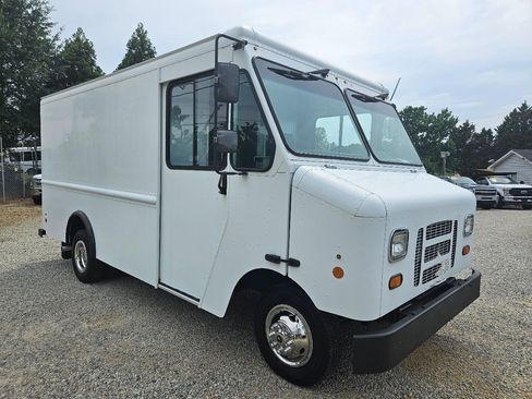 Used 2015 Ford E-350 and Econoline 350 Super Duty w/ A/C Prep Package RWD image 7