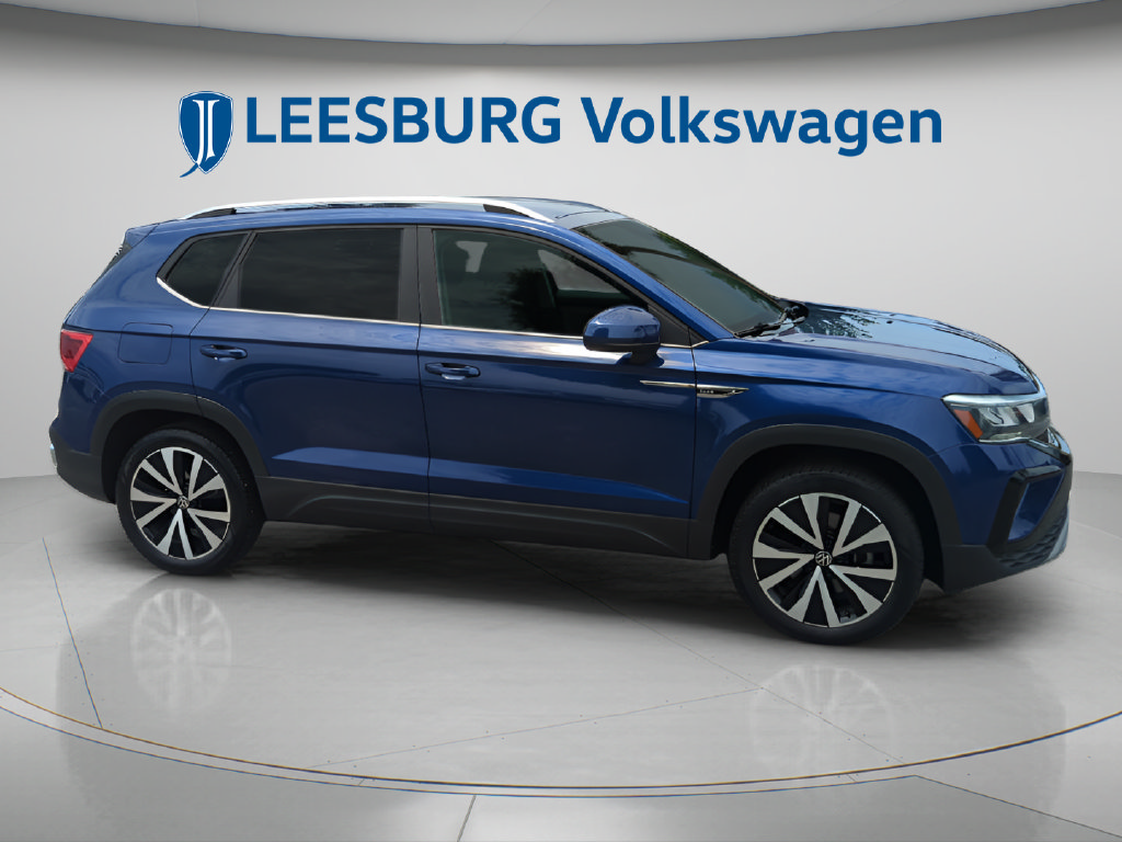 Used 2023 Volkswagen Taos SE FWD image 2