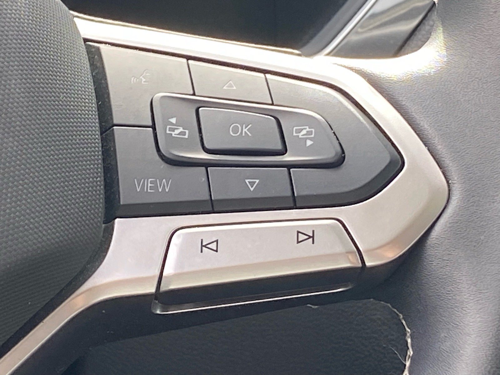 Certified 2024 Volkswagen Tiguan SE w/ Panoramic Sunroof Package AWD/4WD image 6