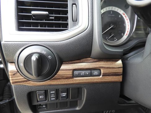 Used 2018 Nissan Titan SL w/ Chrome Package image 36