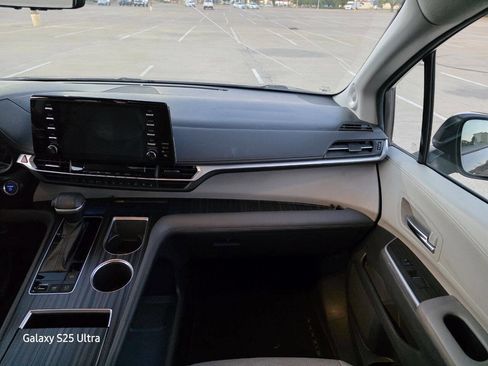 Used 2021 Toyota Sienna Limited image 30