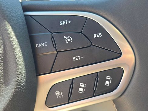 Used 2024 Chrysler Pacifica Touring-L FWD image 29