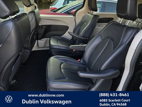Used 2024 Chrysler Pacifica Select image 12