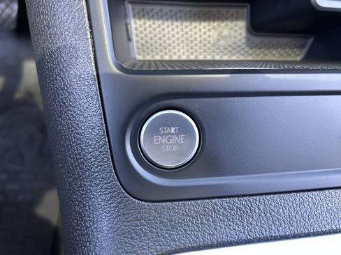 Used 2017 Volkswagen Tiguan Sport image 16