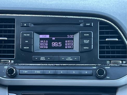 Used 2017 Hyundai Elantra SE image 14