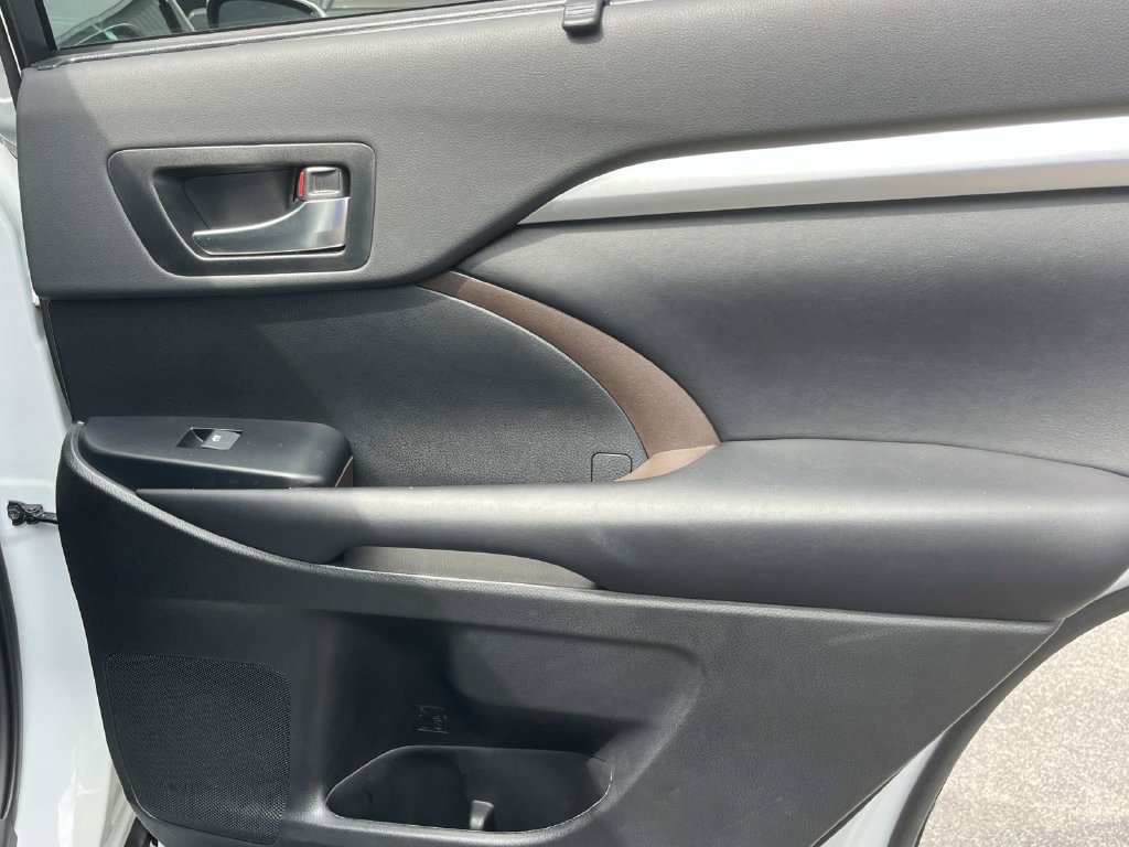 Used 2019 Toyota Highlander XLE FWD image 26