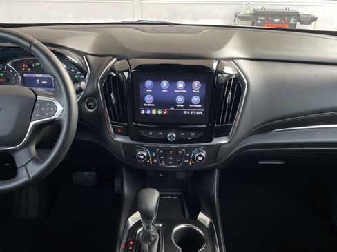Used 2023 Chevrolet Traverse LT image 9