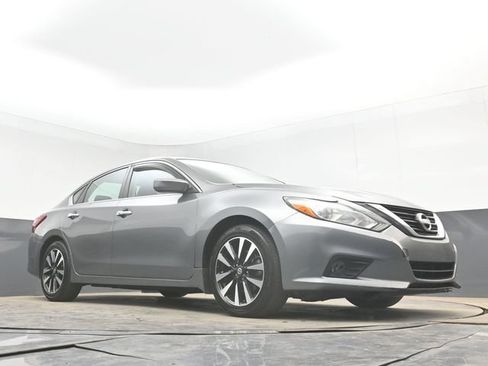 Used 2018 Nissan Altima 2.5 SV FWD image 39