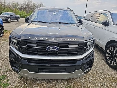 Used 2025 Ford Expedition Platinum w/ Driver's Package image 2