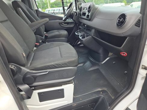 Used 2022 Mercedes-Benz Sprinter 2500 image 9