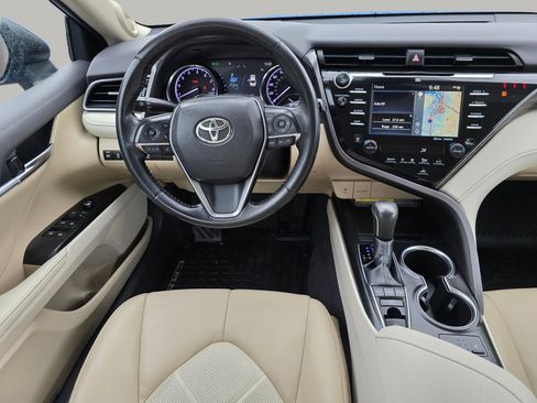 Used 2019 Toyota Camry XLE w/ Navigation Package FWD image 3