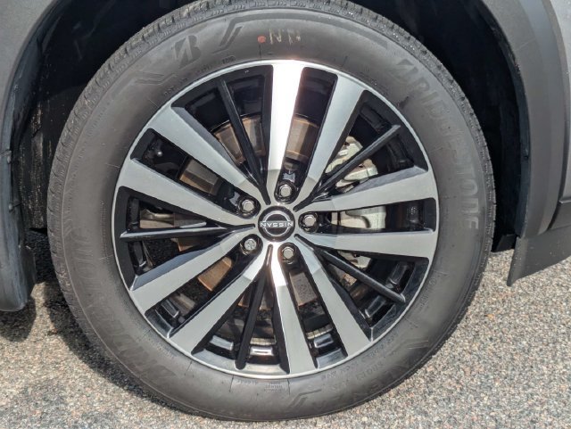 Used 2025 Nissan Pathfinder Platinum w/ Black Appearance Package FWD image 11