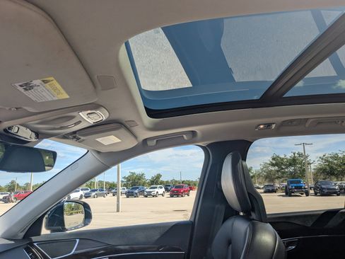 Used 2017 Volvo XC90 T6 Momentum w/ Vision Package image 27