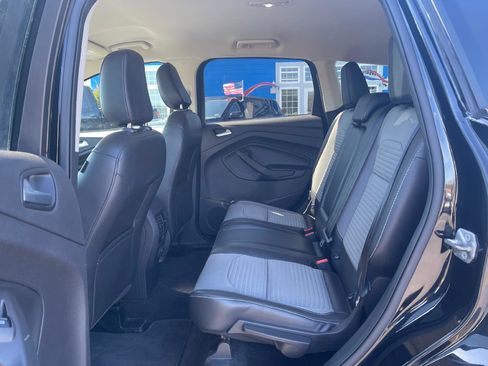 Used 2018 Ford Escape SE w/ SE Sport Appearance Package image 5