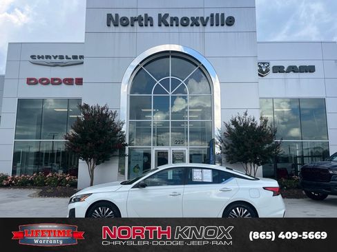 Used 2025 Nissan Altima 2.5 SV FWD image 2