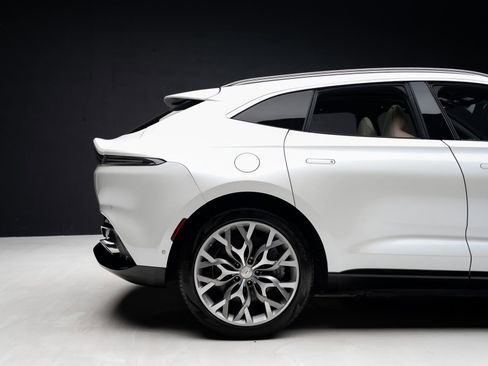 Used 2021 Aston Martin DBX AWD/4WD image 35