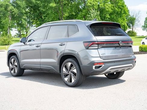 Used 2025 Volkswagen Taos SE w/ Panoramic Sunroof Package AWD/4WD image 4