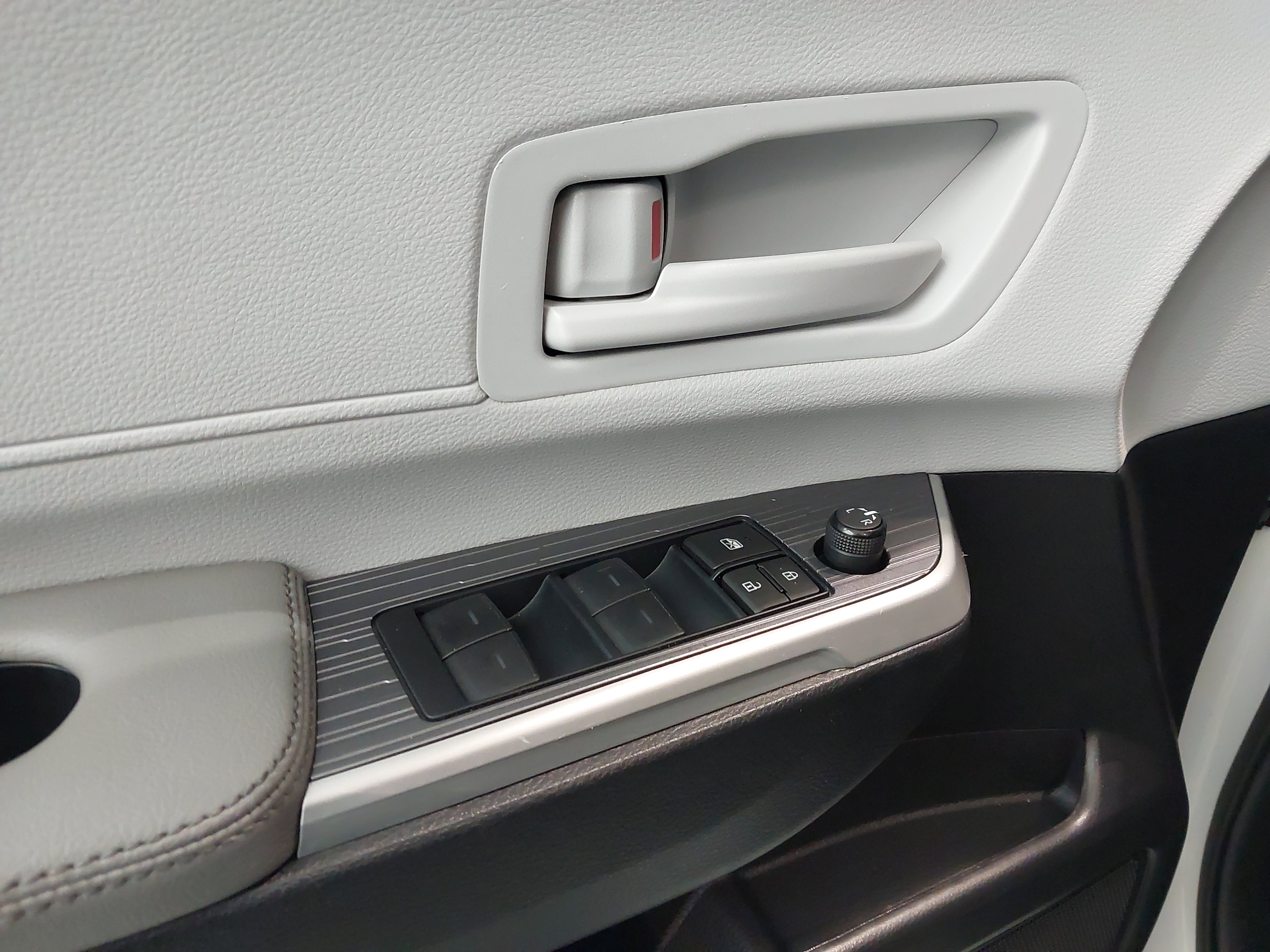 Used 2025 Toyota Sienna LE FWD image 20